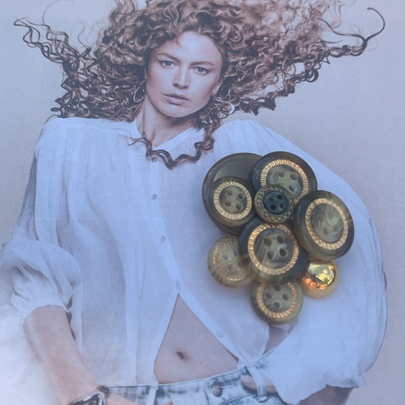 Green button brooch handmade - Picture 6 of 6